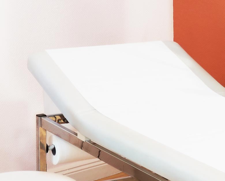 eine Liegenrollen auf einer Praxisliege ausgerollt